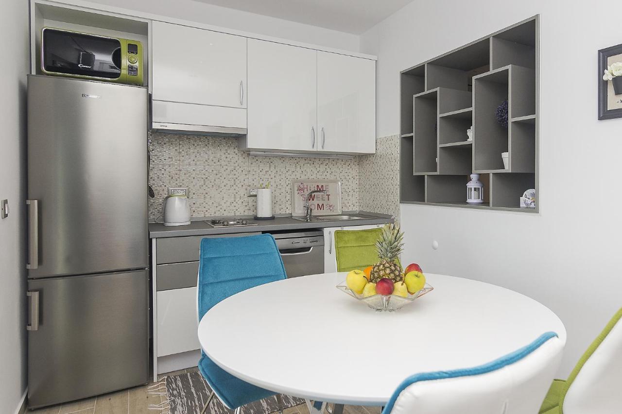 Apartments With A Parking Space Brela, Makarska - 11687 Exterior foto